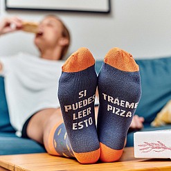 Calcetines con mensaje: Si puedes leer esto tráeme pizza