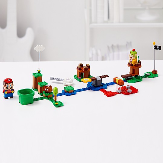 Incluye una figura de LEGO Mario que emite respuestas y expresiones inmediatas