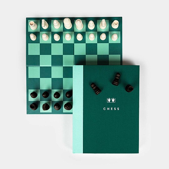 Elegante juego de ajedrez en un libro