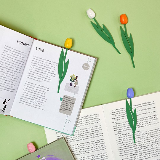 El tulipán sobresale del libro