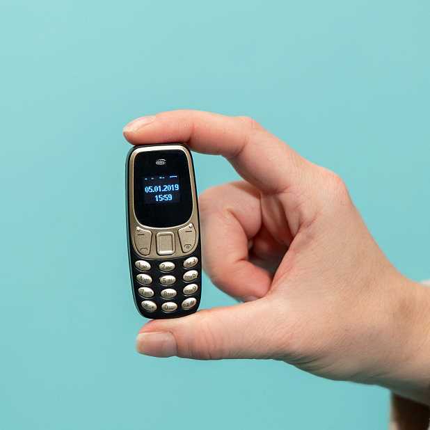 Mini teléfono inteligente desbloqueado, 2.5 pulgadas El teléfono celular  más pequeño del mundo Red 3G Teléfono infantil Premium Quad Core teléfono