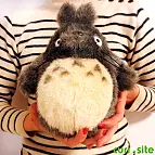 El peluche Totoro es totalmente adorable