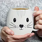 Una taza gato adorable