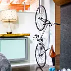 Aparca tu bici en casa con este práctico colgador