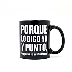 Taza negra con letras blancas