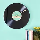 Un reloj de pared de estilo retro musical