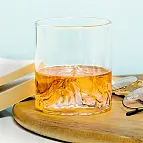 Vaso para whisky con una montaña en su interior