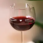 Una copa de vino muy felina