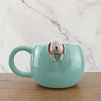 Un precioso conejito asoma de esta taza