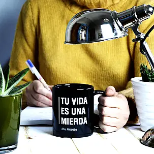 Taza con mensaje existencialista