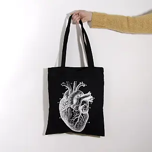 Tote bag con un corazón anatómico