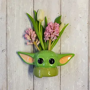 Florero de pared con forma de Baby Yoda