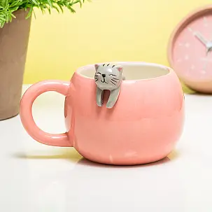 Taza con gatito asomando