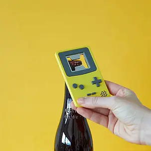 Abrebotellas original con forma de videoconsola retro