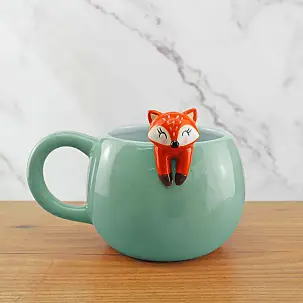 Taza con zorrito asomando