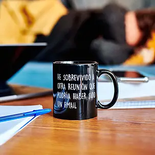 Taza con mensaje He sobrevivido a otra reunión...