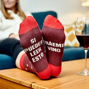 Calcetines con mensaje: Si puedes leer esto tráeme vino