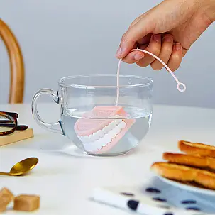 Infusor de té en forma de dentadura