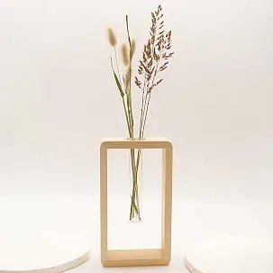 Jarrón minimalista de madera con tubo de laboratorio