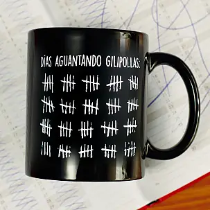 Taza con mensaje Días aguantando gilip***s