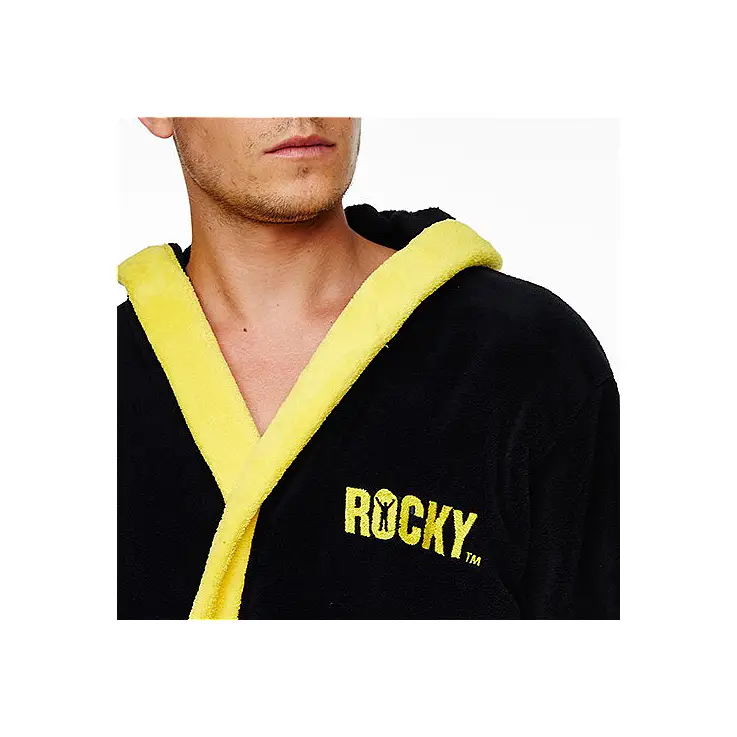 Lleva bordado en amarillo el nombre Rocky