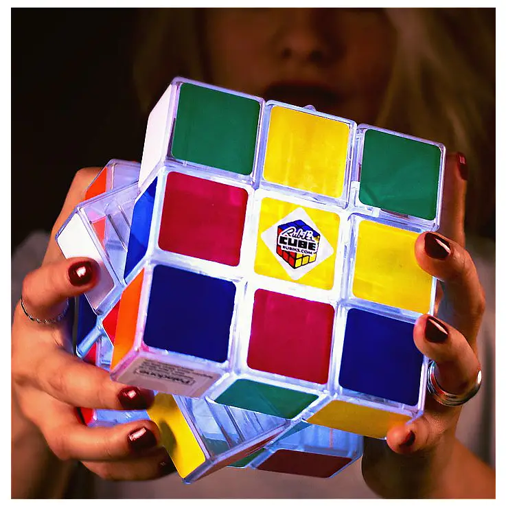 El cubo de Rubik se ilumina