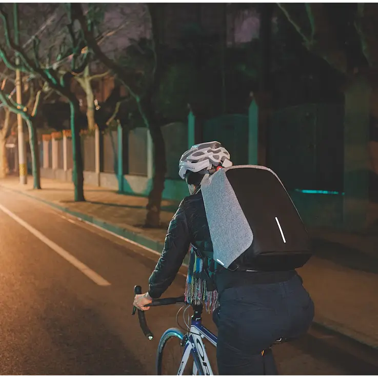 Con bandas reflectantes para ser más visible