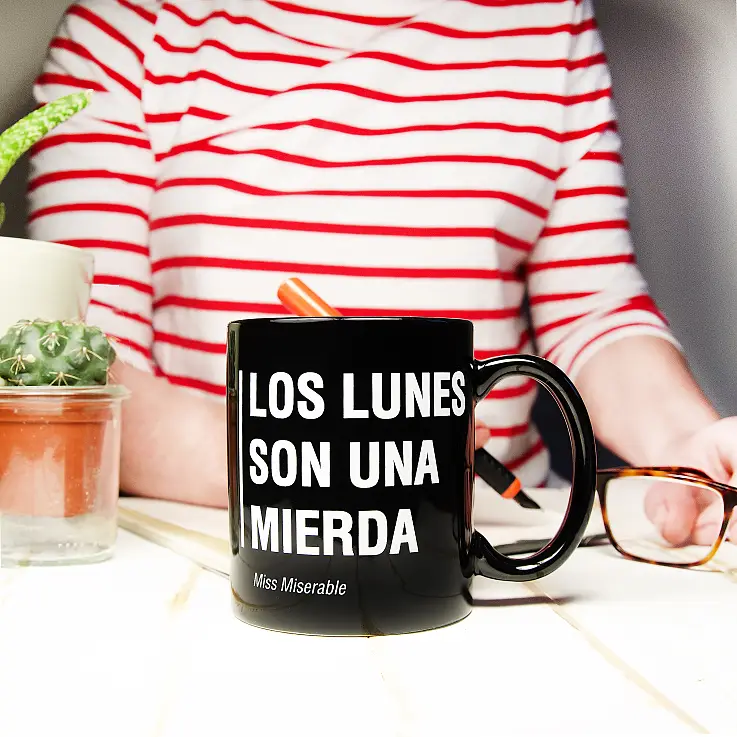 ¿Te repatean los lunes? Entonces esta es tu taza existencialista