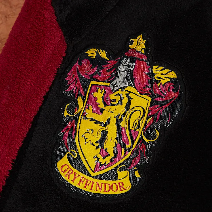 lleva bordado el emblema de Gryffindor