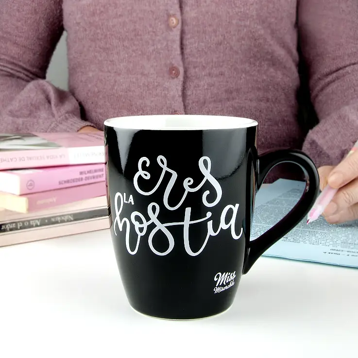 Una taza existencialista con doble lectura