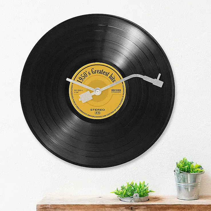 Un reloj de pared de estilo retro musical