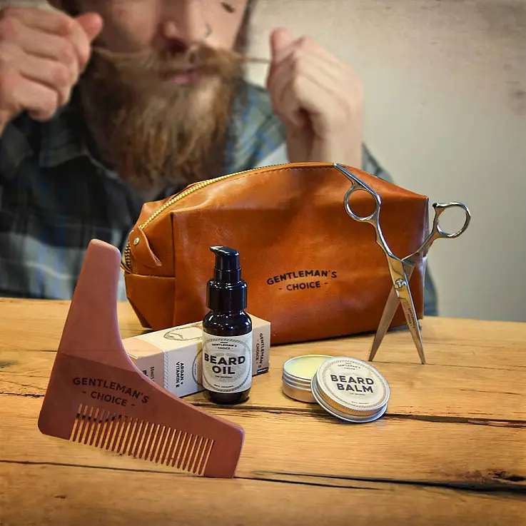 Un kit para el cuidado de la barba en neceser de piel