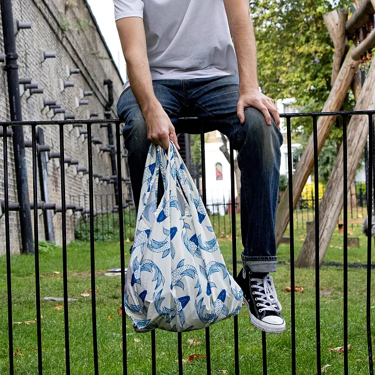 Cada bolsa esta fabricada con 6 botellas de plástico recicladas