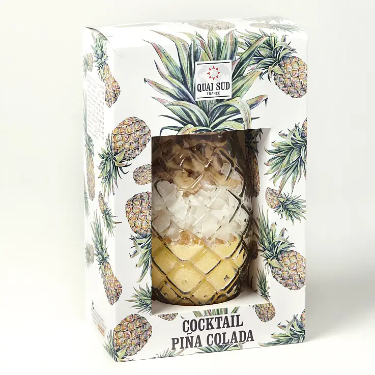 Vaso de piña con mezcla para preparar Piña Colada