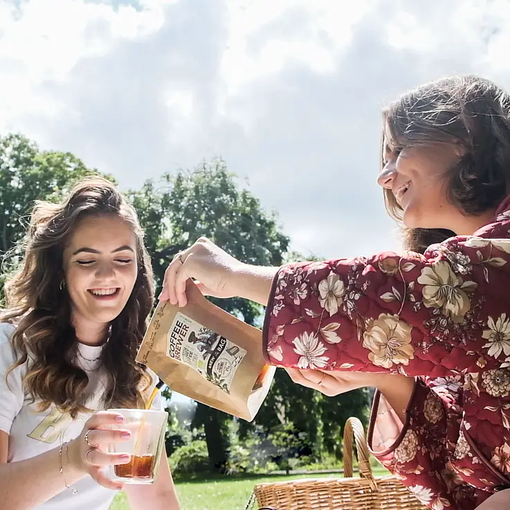 Calienta agua, échala en la bolsa con el café y espera hasta que esté listo