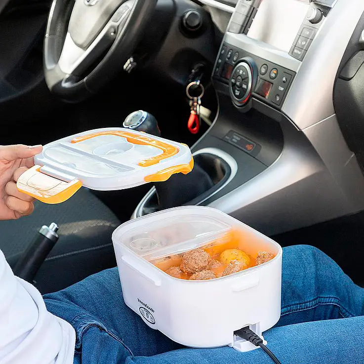 Una fiambrera eléctrica para calentar la comida en el coche