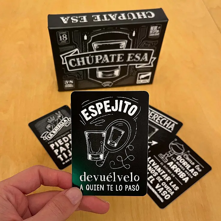 Sigue las instrucciones de las cartas y juégalas con cabeza para conseguir no beber