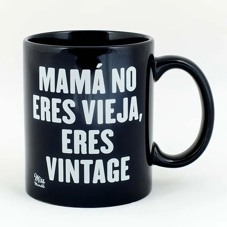 Taza negra con letras blancas