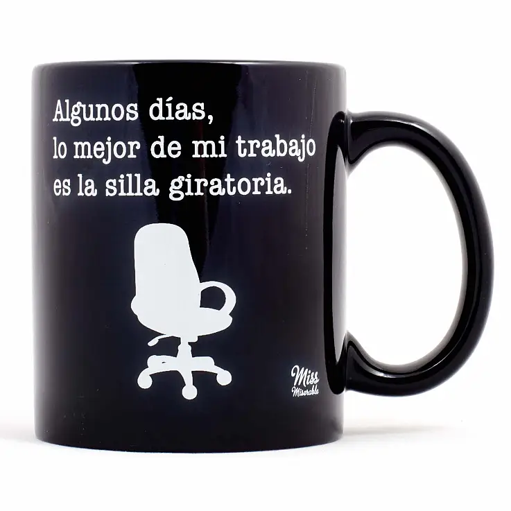 Taza negra con letras blancas