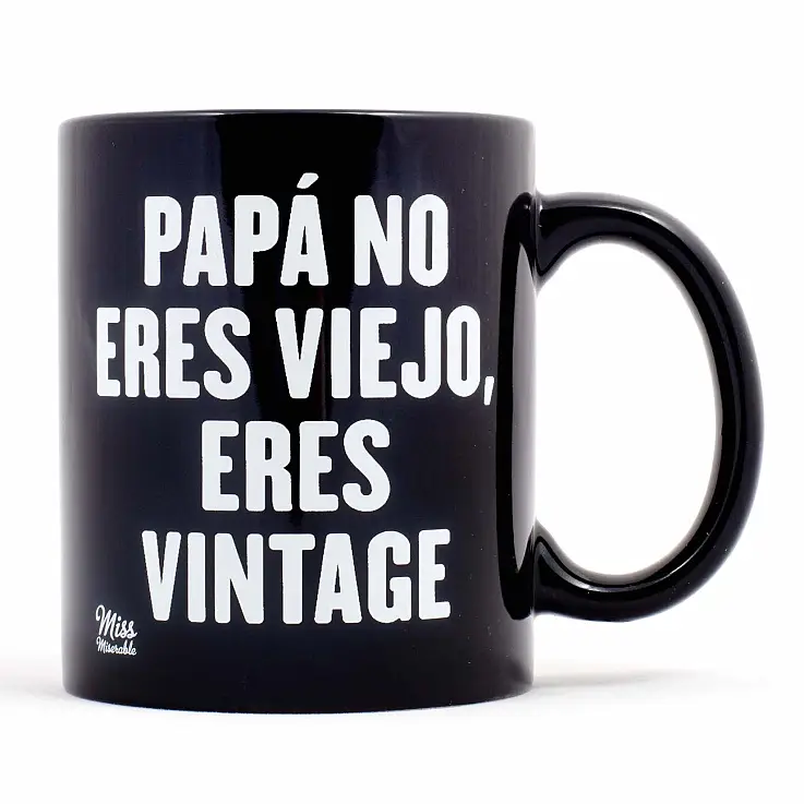 Taza negra con letras blancas