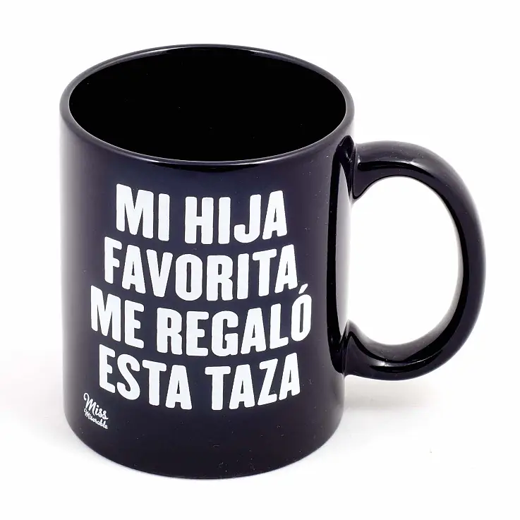 Taza negra con letras blancas