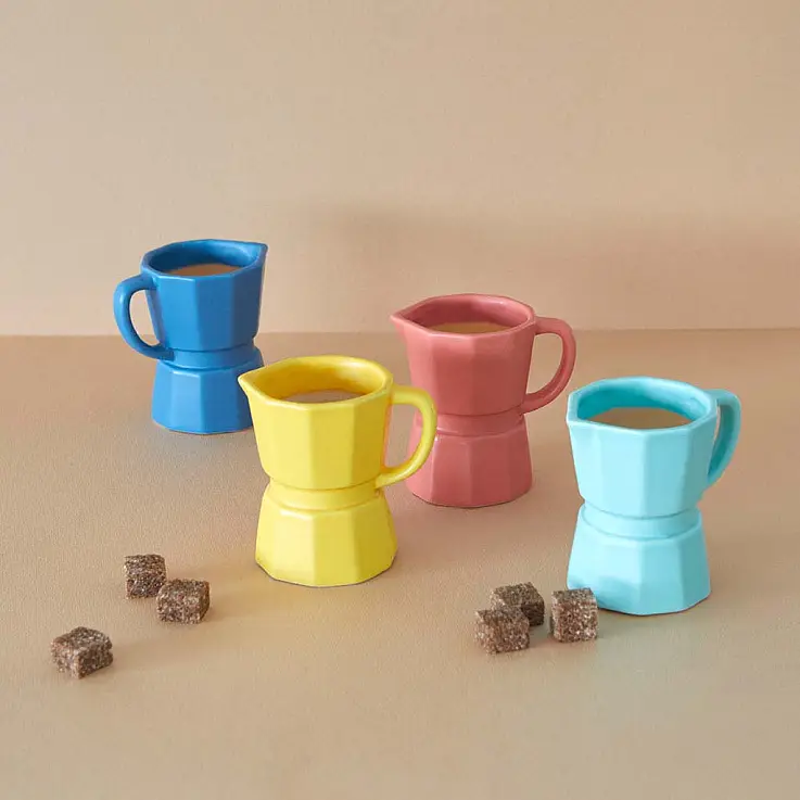 Set de tazas de café con forma de cafetera