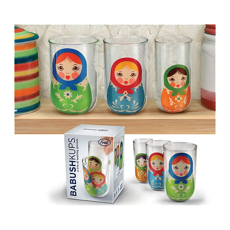 Tres vasos de cristal con dibujos de las populares muñecas rusas.