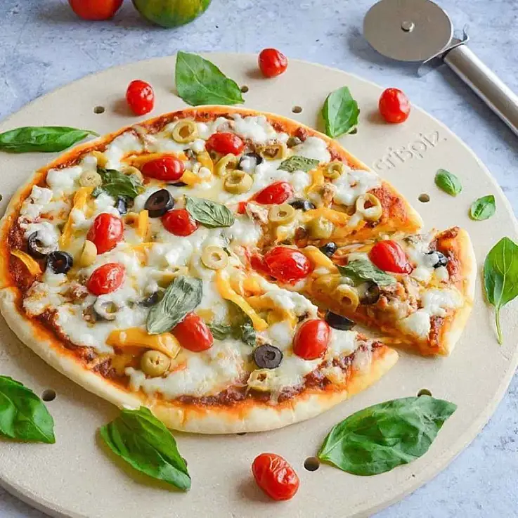 Una piedra para hornear pizzas al estilo horno de leña tradicional