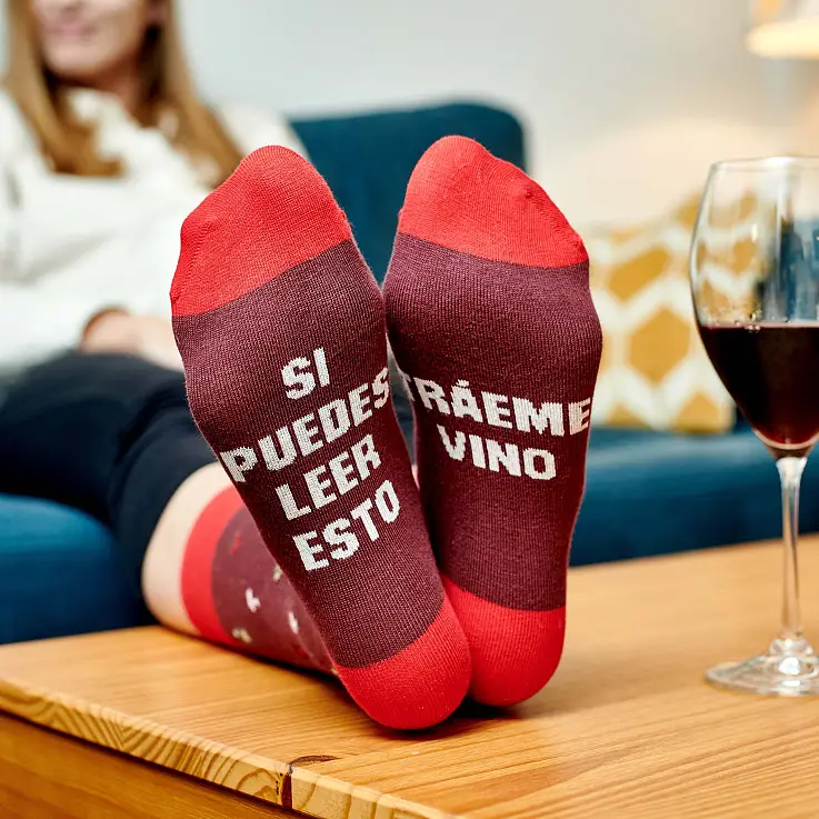 Estos calcetines piden un vinito por ti