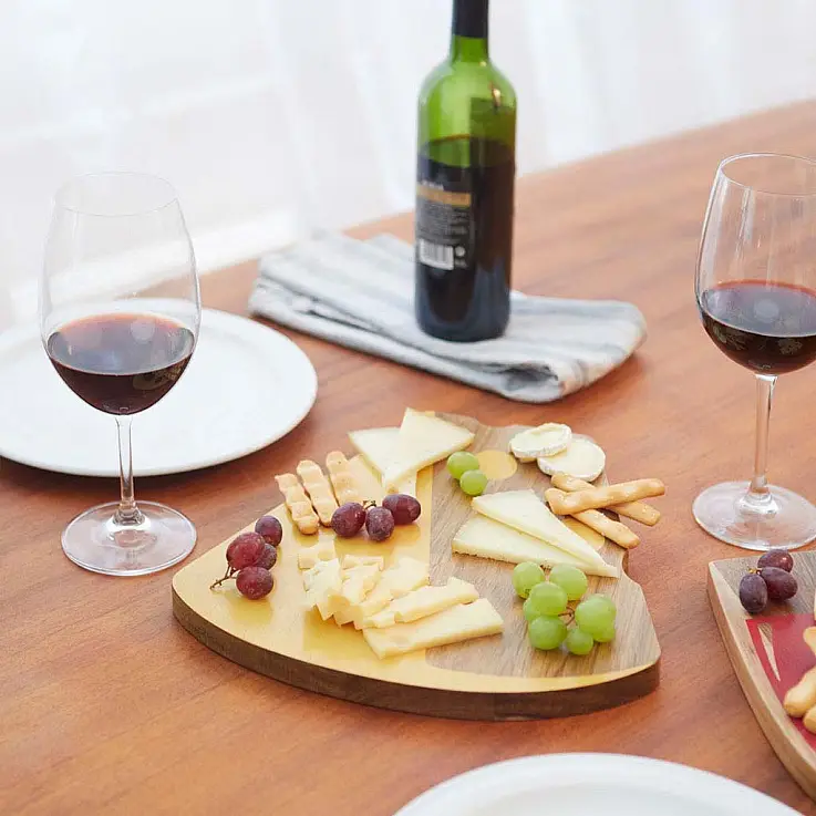 Tabla de queso con forma de queso Gruyère