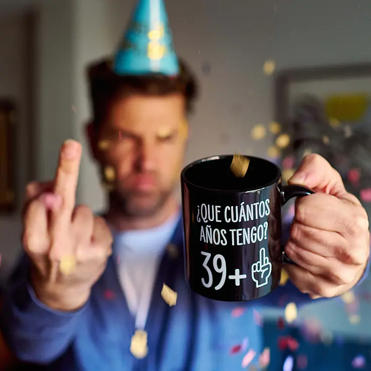 La taza de cumpleaños para cuarentones