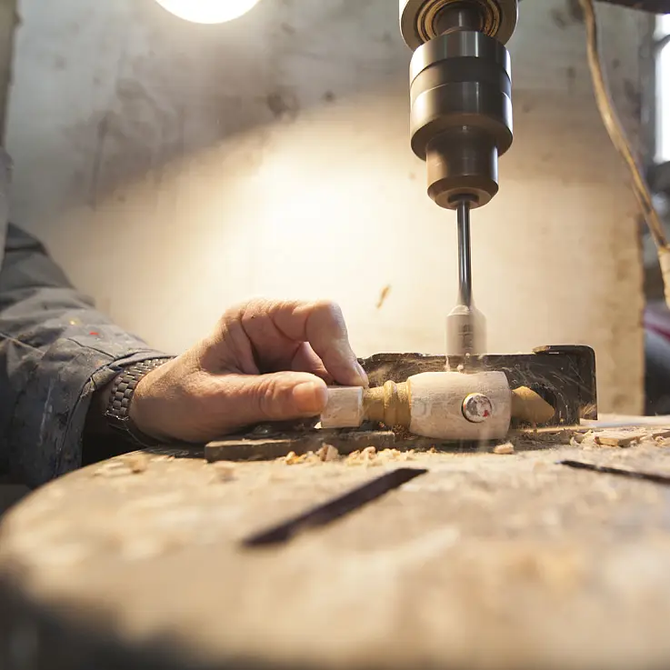 Más de 40 años torneando y pintando cada muñeco